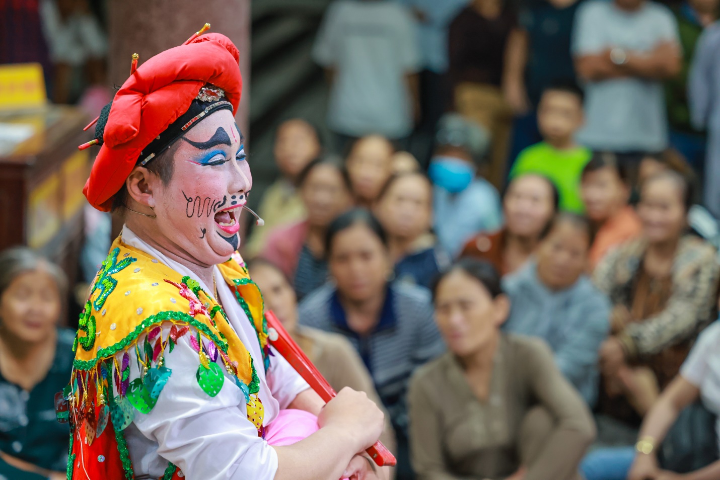 du khach dang huong cau an tai le via ba linh son thanh mau - 12