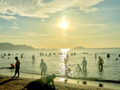 Lễ hội - Nha Trang nhộn nhịp từ sáng sớm trong ‘ngày hội tắm biển xả xui'