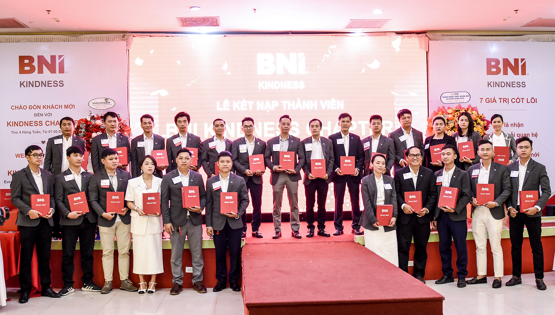 Các thành viên BNI Quảng Ngãi trong lễ ra mắt sáng 24/6. Ảnh: Minh Thu.