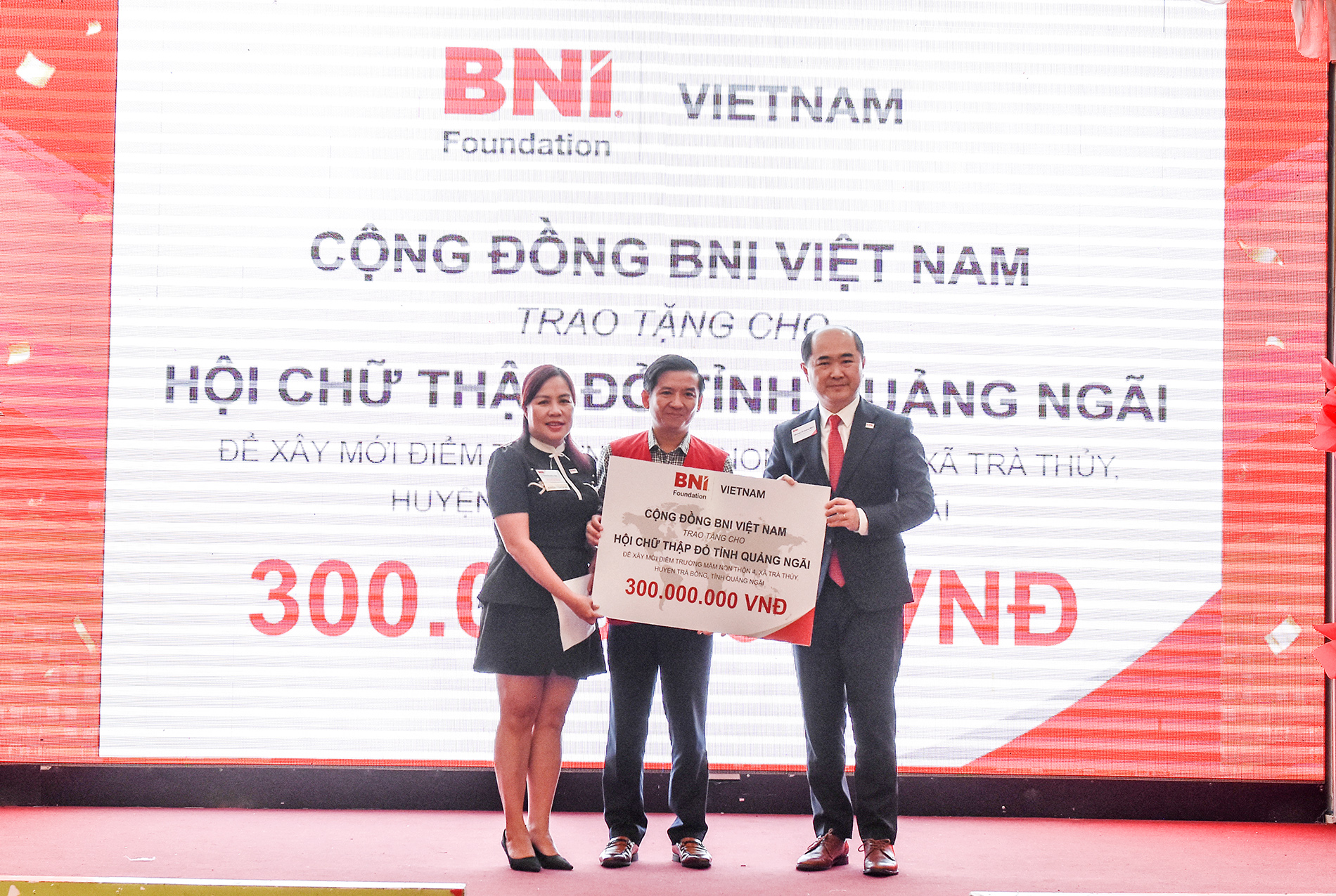 Lãnh đạo BNI Việt Nam trao tặng 300 triệu đồng xây phòng học Mầm Non tặng trẻ em nghèo ở huyện vùng cao Trà Bồng, tỉnh Quảng Ngãi. Ãnh: Minh Thu.