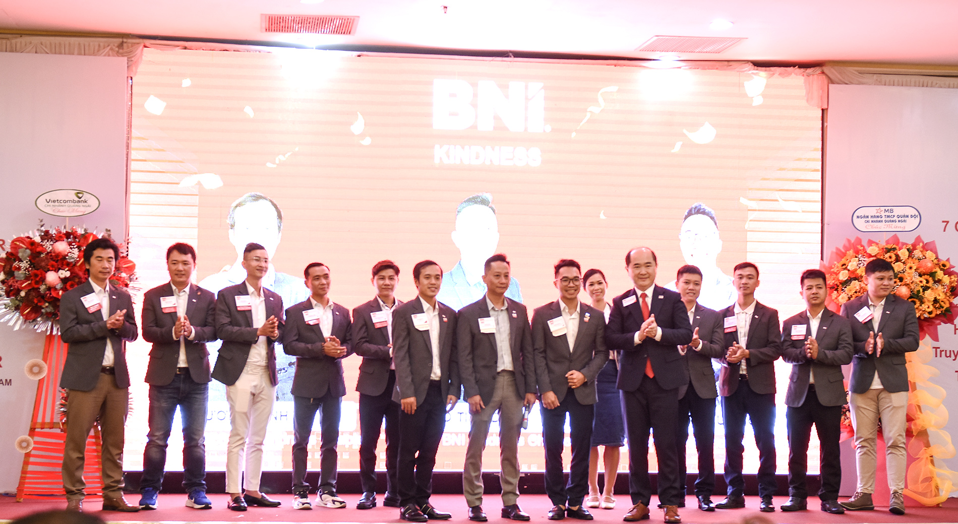 Các thành viên trong Ban điều hành BNI Quảng Ngãi ra mắt trong ngày 24/6. Ảnh: Minh Thu.