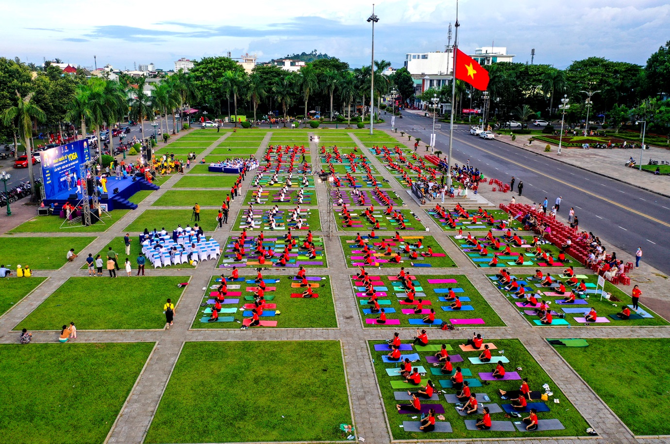 'thap lua lan toa yeu thuong' ky niem ngay quoc te yoga tai quang ngai - 1