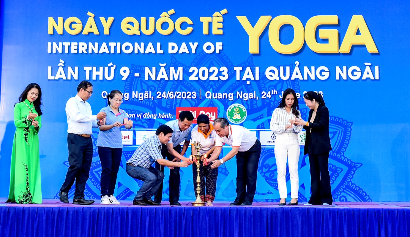 'thap lua lan toa yeu thuong' ky niem ngay quoc te yoga tai quang ngai - 10