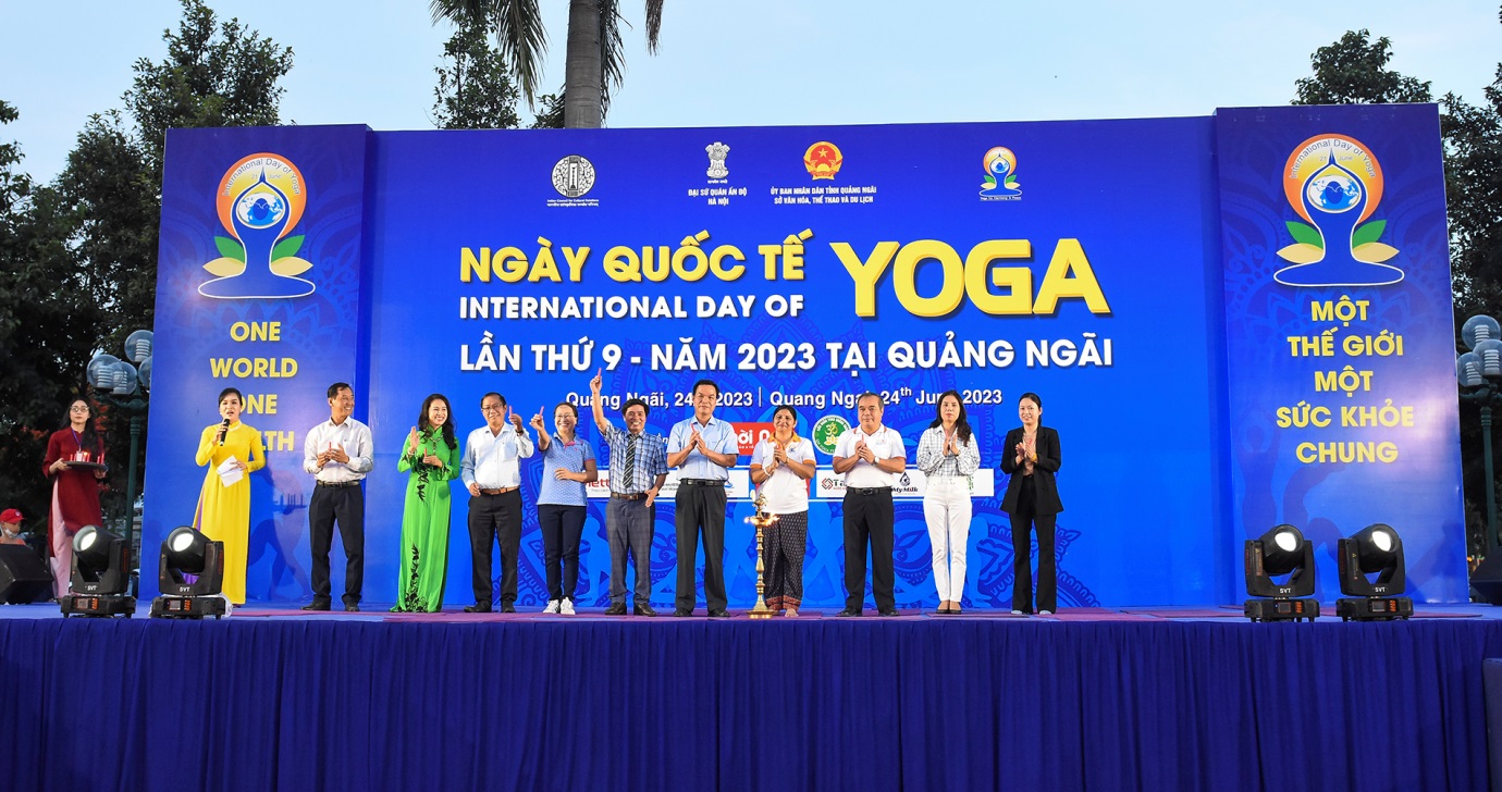 'thap lua lan toa yeu thuong' ky niem ngay quoc te yoga tai quang ngai - 11