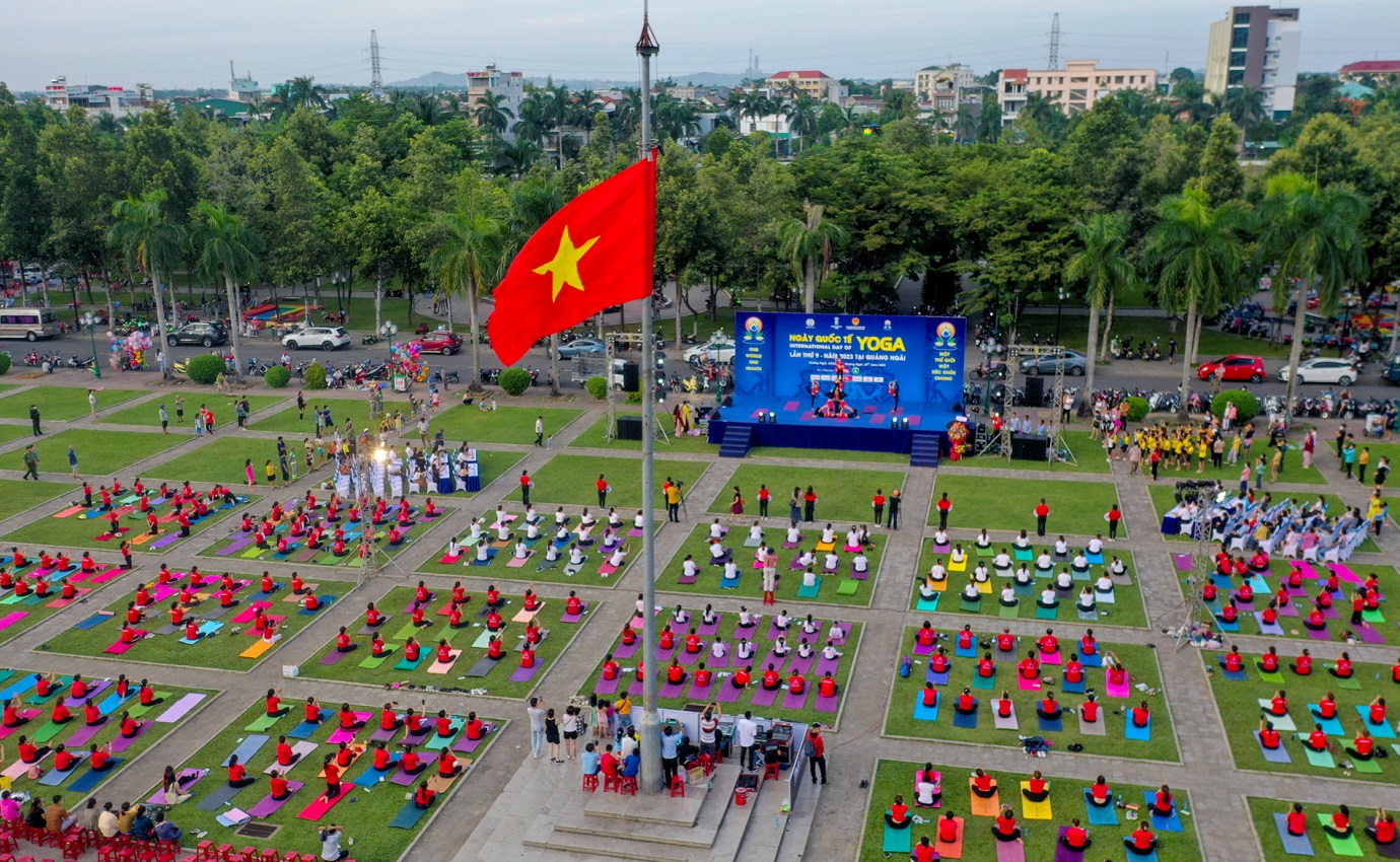 'thap lua lan toa yeu thuong' ky niem ngay quoc te yoga tai quang ngai - 2