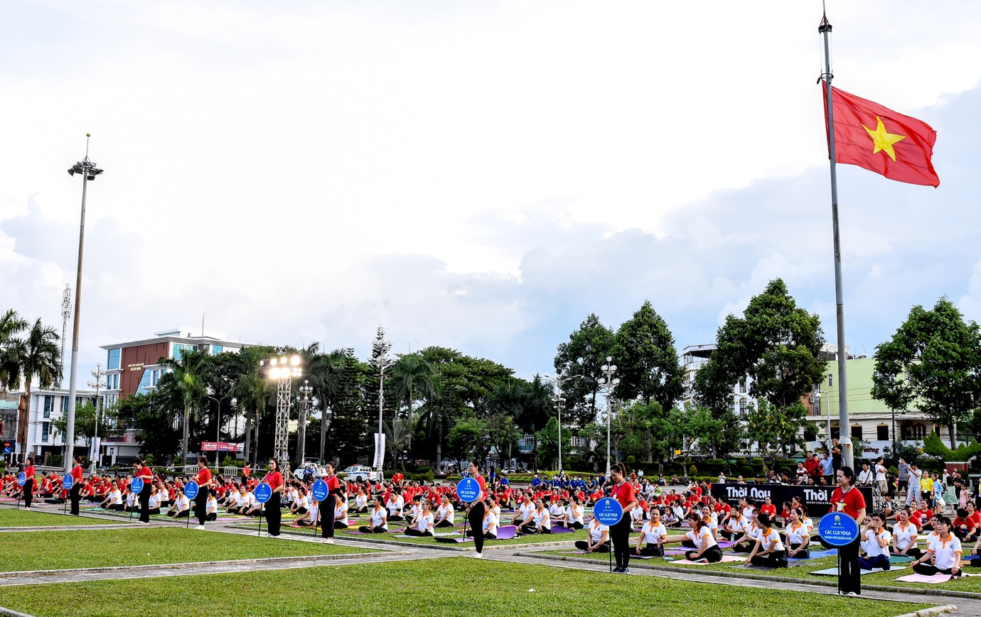 'thap lua lan toa yeu thuong' ky niem ngay quoc te yoga tai quang ngai - 4