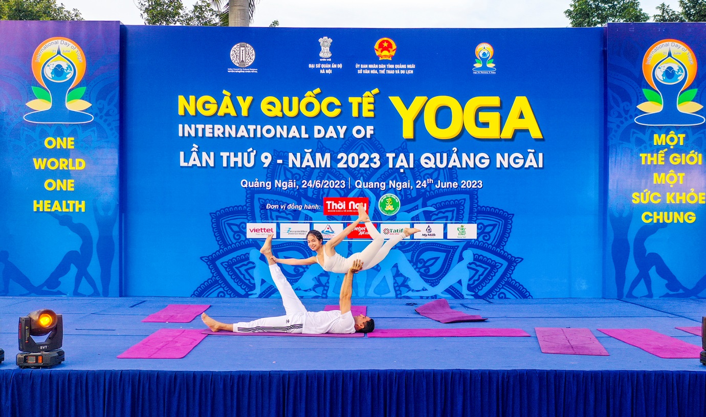 'thap lua lan toa yeu thuong' ky niem ngay quoc te yoga tai quang ngai - 5