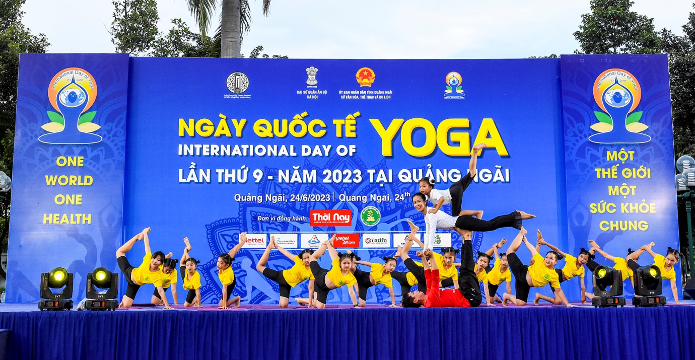 'thap lua lan toa yeu thuong' ky niem ngay quoc te yoga tai quang ngai - 8