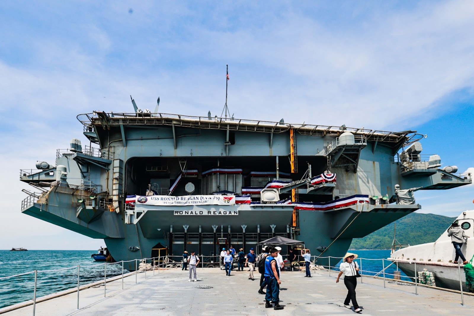 can canh ben trong tau san bay my uss ronald reagan dang tham da nang - 1