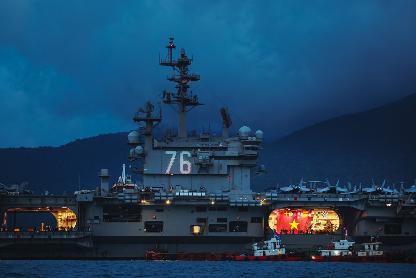 can canh ben trong tau san bay my uss ronald reagan dang tham da nang - 9