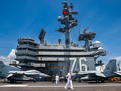 Cận cảnh bên trong tàu sân bay Mỹ USS Ronald Reagan đang thăm Đà Nẵng