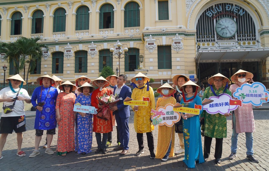 Doanh thu du lịch tăng tốc, vượt qua cùng kì so với trước đại dịch - 1