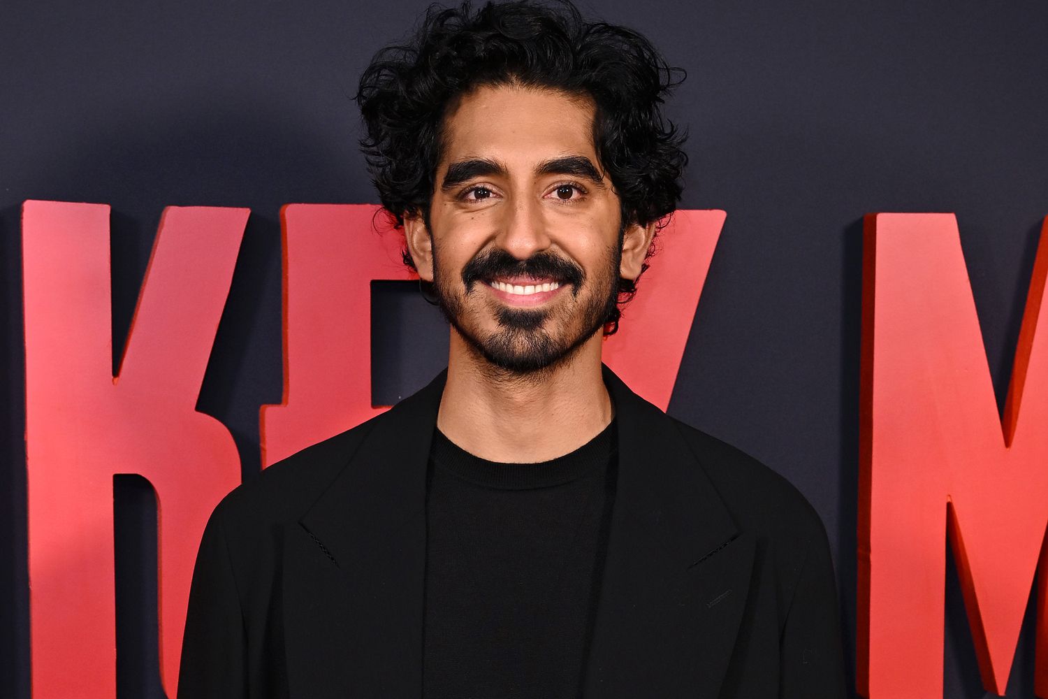 Dev Patel vụt sáng thành sao sau "Triệu phú ổ chuột", sự nghiệp rực rỡ đầy màu sắc - 1