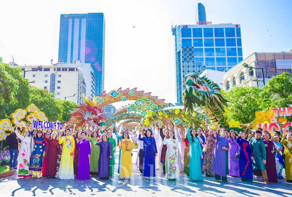 Gần 500 ngàn lượt khách quốc tế đến với Lễ hội áo dài TP.HCM năm 2024 - 2