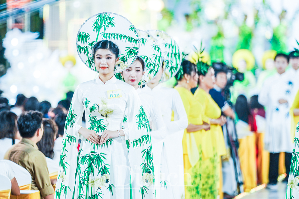 Gần 500 ngàn lượt khách quốc tế đến với Lễ hội áo dài TP.HCM năm 2024 - 6