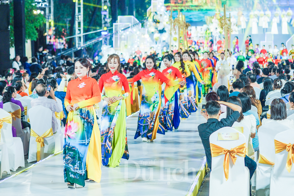 Gần 500 ngàn lượt khách quốc tế đến với Lễ hội áo dài TP.HCM năm 2024 - 3