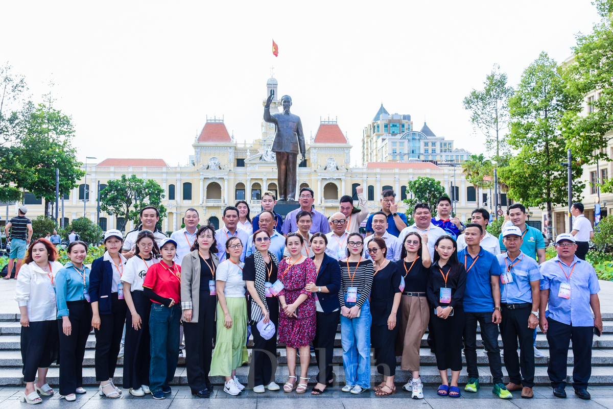 Du khách các tỉnh thích thú ngắm Sài Gòn đêm trên du thuyền - 1