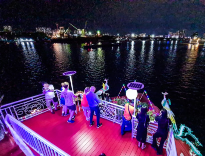 Du khảo - Du khách các tỉnh thích thú ngắm Sài Gòn đêm trên du thuyền
