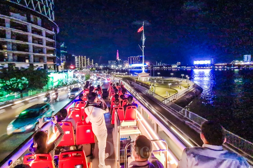 Du khách các tỉnh thích thú ngắm Sài Gòn đêm trên du thuyền - 15