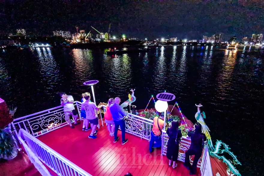 Du khách các tỉnh thích thú ngắm Sài Gòn đêm trên du thuyền - 6