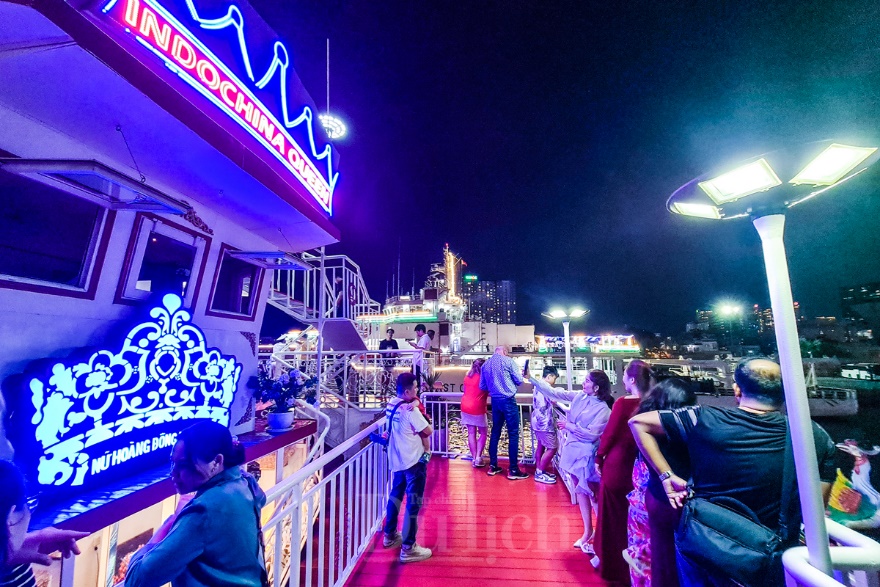 Du khách các tỉnh thích thú ngắm Sài Gòn đêm trên du thuyền - 5