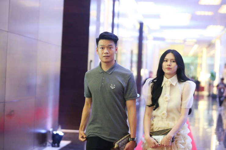 Quang Hải hôn Chu Thanh Huyền say đắm ở tiệc cưới, Văn Toàn làm phù rể - 10