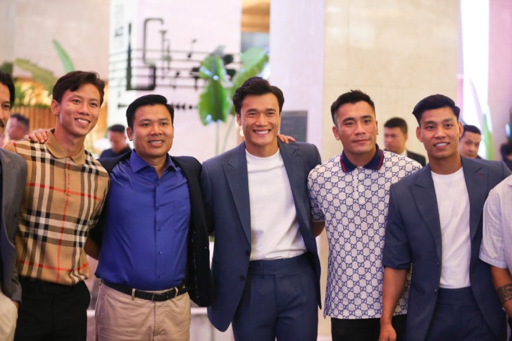 Quang Hải hôn Chu Thanh Huyền say đắm ở tiệc cưới, Văn Toàn làm phù rể - 11