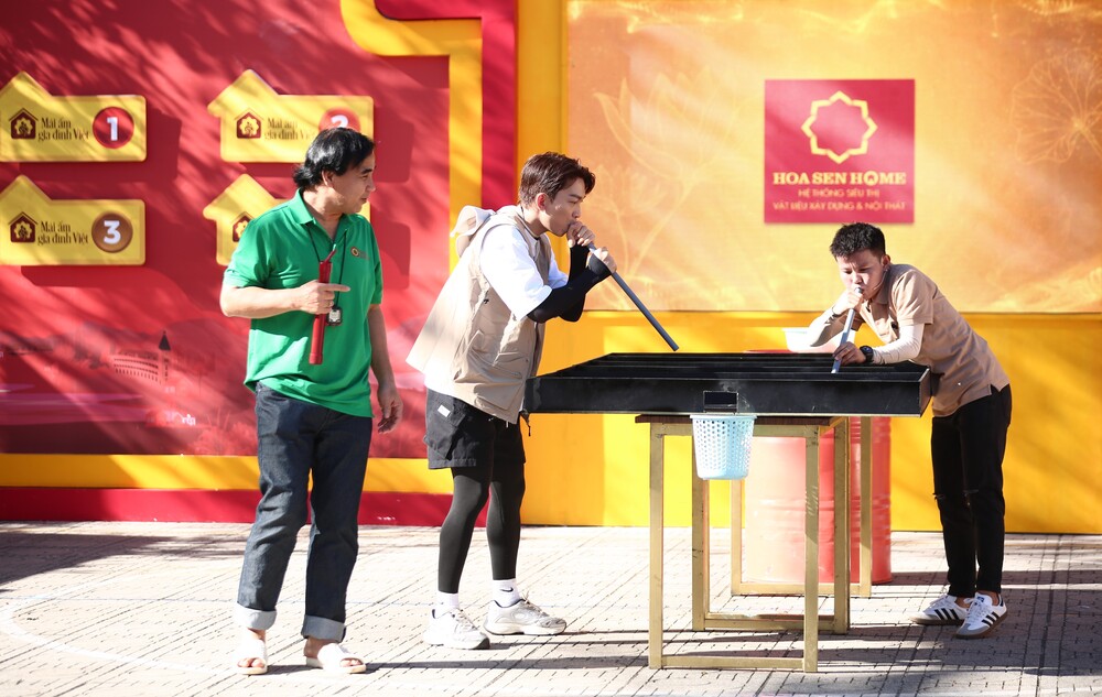 Ca sĩ Tăng Phúc và cầu thủ Nguyễn Thị Bích Thùy góp sức mang về giải thưởng 90 triệu cho trẻ em mồ côi - 1