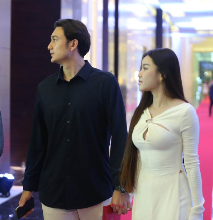 Quang Hải hôn Chu Thanh Huyền say đắm ở tiệc cưới, Văn Toàn làm phù rể - 14
