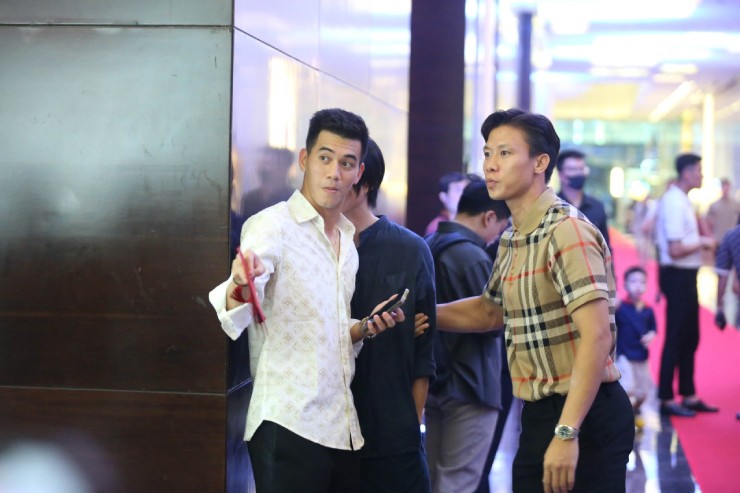 Quang Hải hôn Chu Thanh Huyền say đắm ở tiệc cưới, Văn Toàn làm phù rể - 13