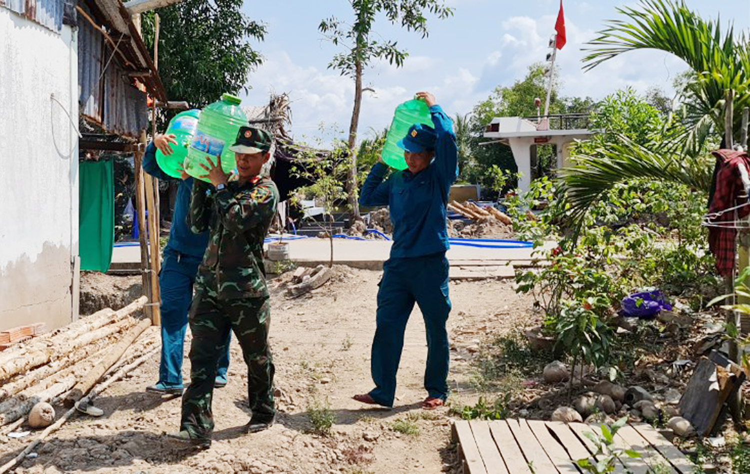 Quân khu 9 chở nước ngọt về miền Tây cấp miễn phí cho người dân - 2