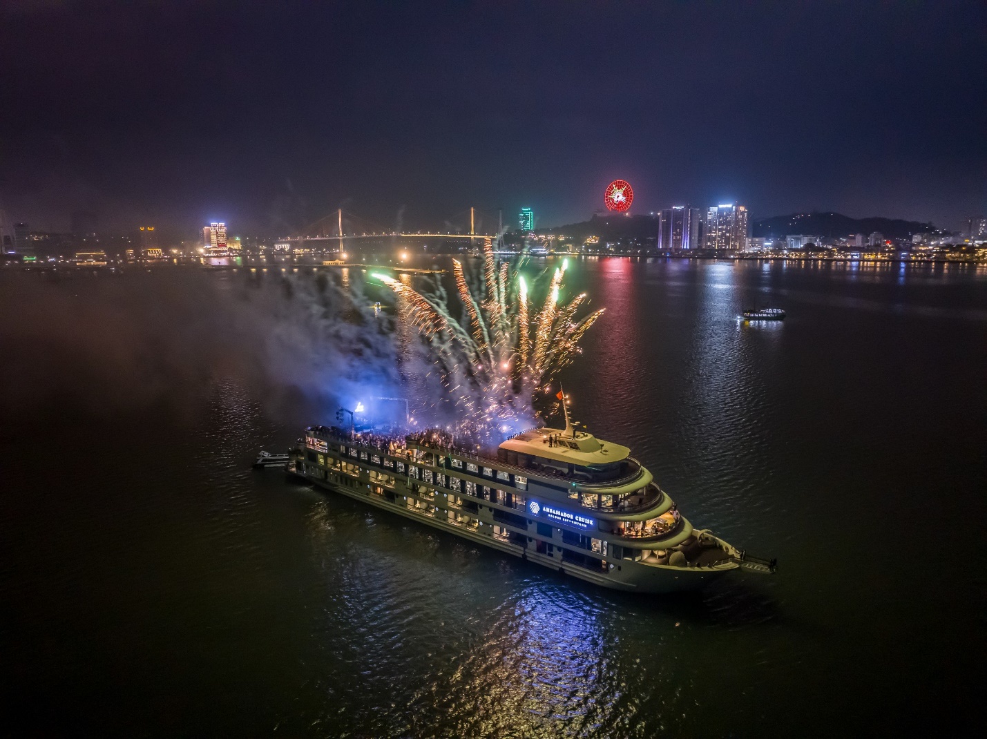 Khách đi du thuyền thăm Hạ Long được ngắm pháo hoa trong suốt hè 2024 - 2