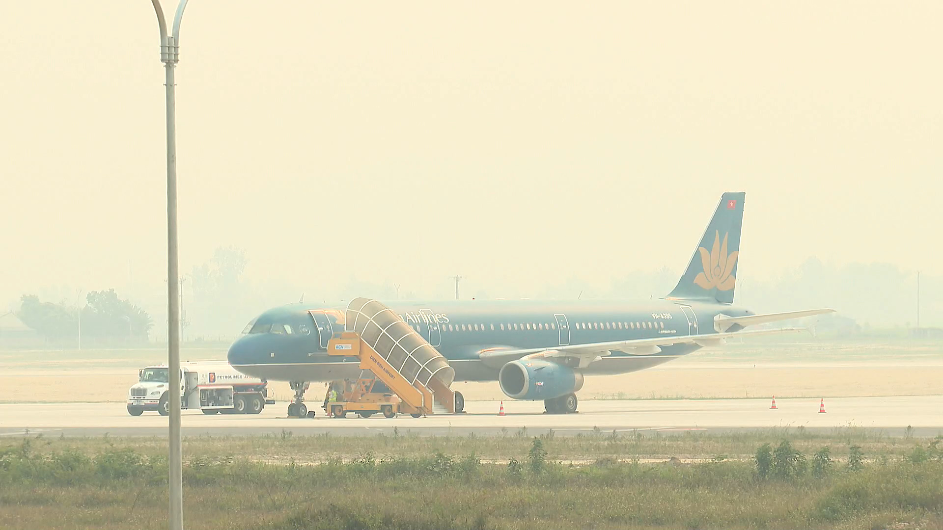 Hủy gần 20 chuyến bay đến/đi từ sân bay Điện Biên do thời tiết khô và khói ụi - 1