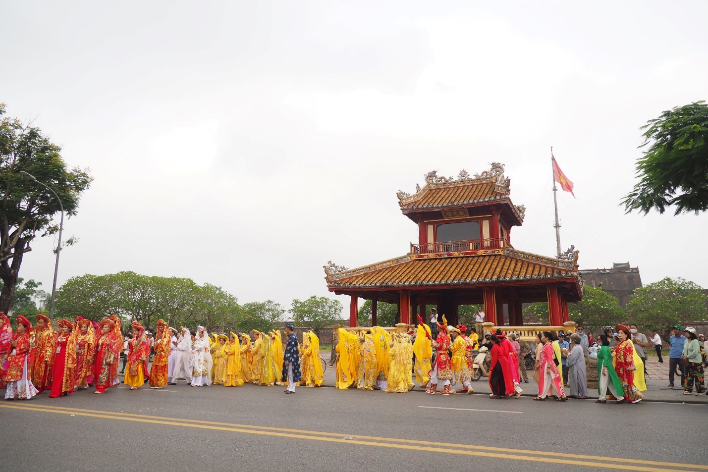 Lễ hội Điện Huệ Nam: Rực rỡ sắc màu văn hóa trên sông Hương - 7