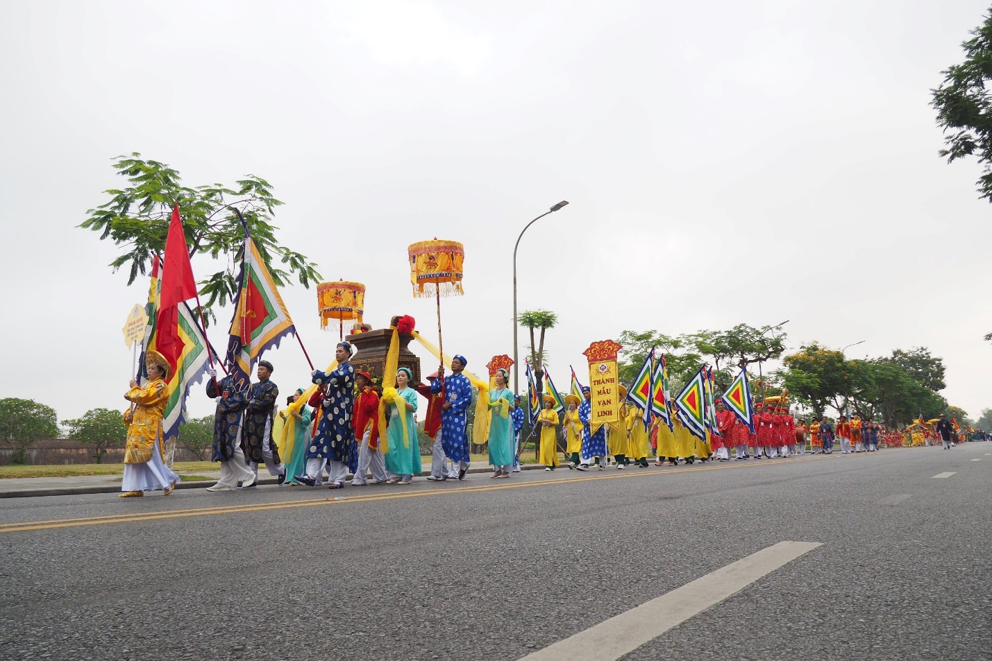 Lễ hội Điện Huệ Nam: Rực rỡ sắc màu văn hóa trên sông Hương - 1