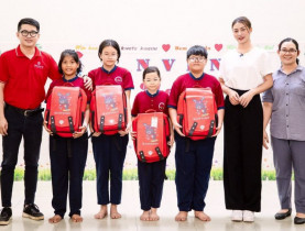  - Hoa hậu Bùi Xuân Hạnh cùng SAKOS trao quà trị giá 125 triệu đồng cho các em nhỏ tại trường Tình thương Ánh Linh