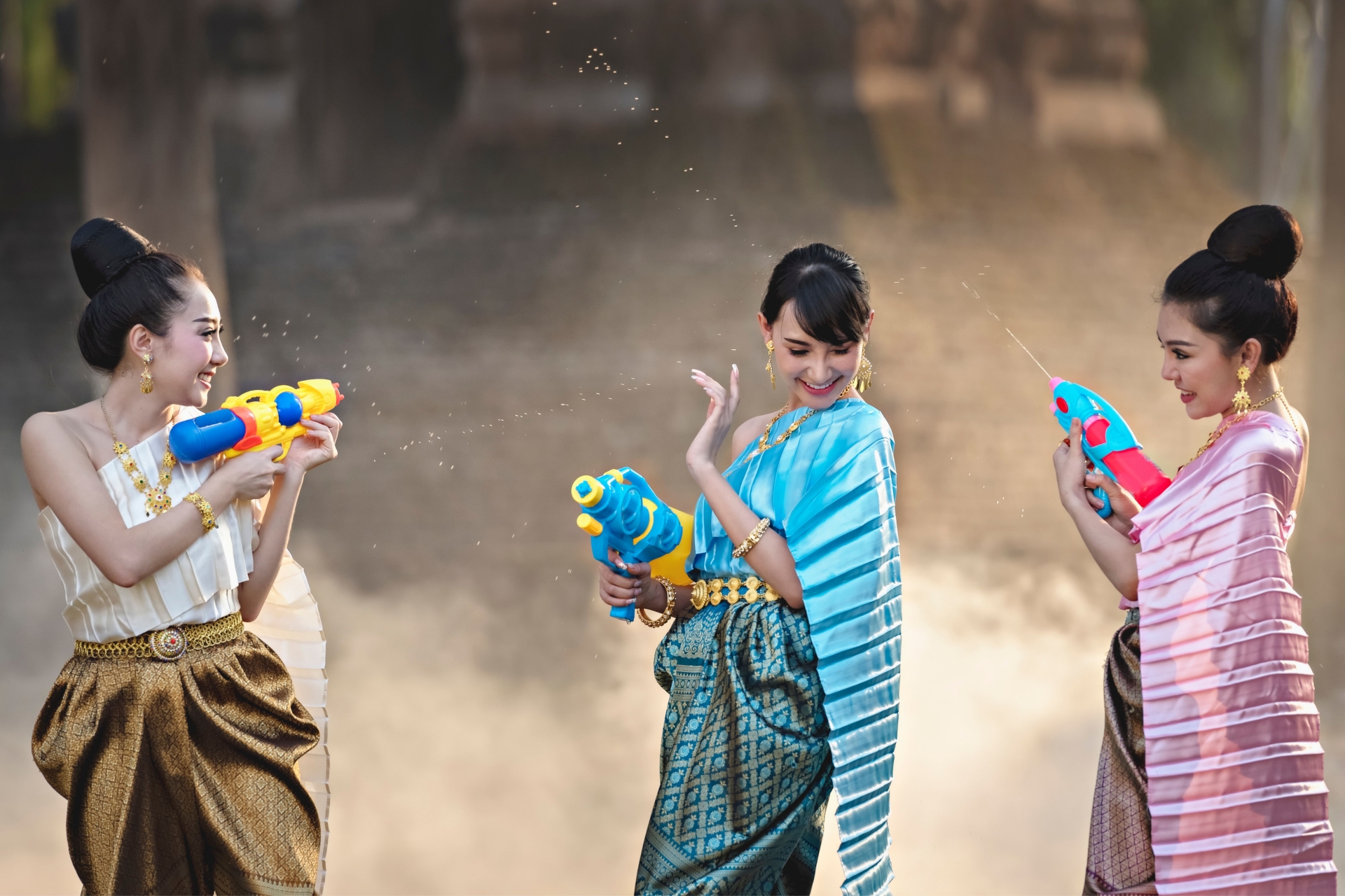 Songkran: Lễ hội té nước truyền thống mang đến sự khởi đầu mới - 1