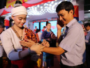 Lưu học sinh Lào đón Tết Bunpimay, buộc chỉ tay chúc nhau sức khỏe, may mắn
