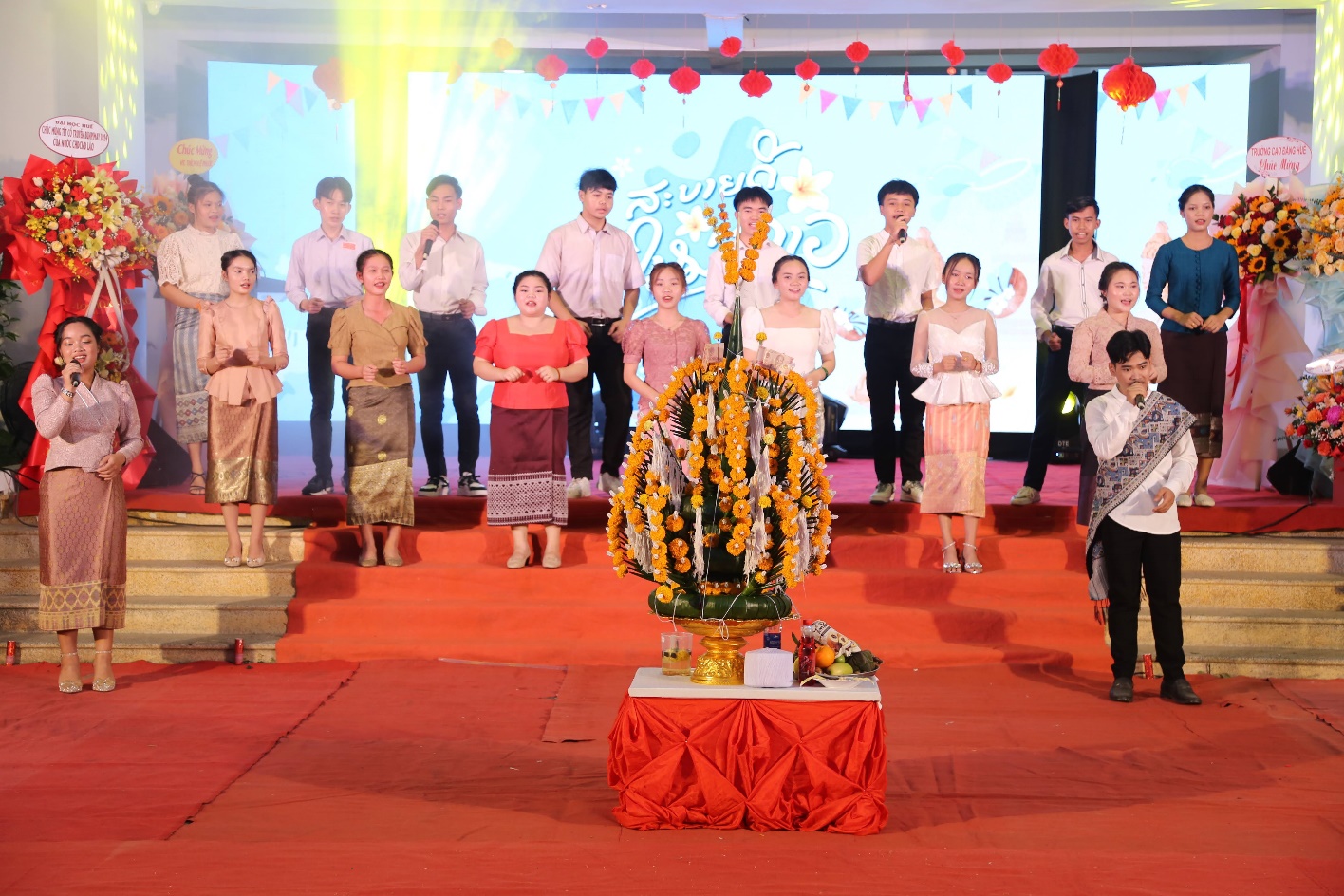Lưu học sinh Lào đón Tết Bunpimay, buộc chỉ tay chúc nhau sức khỏe, may mắn - 4