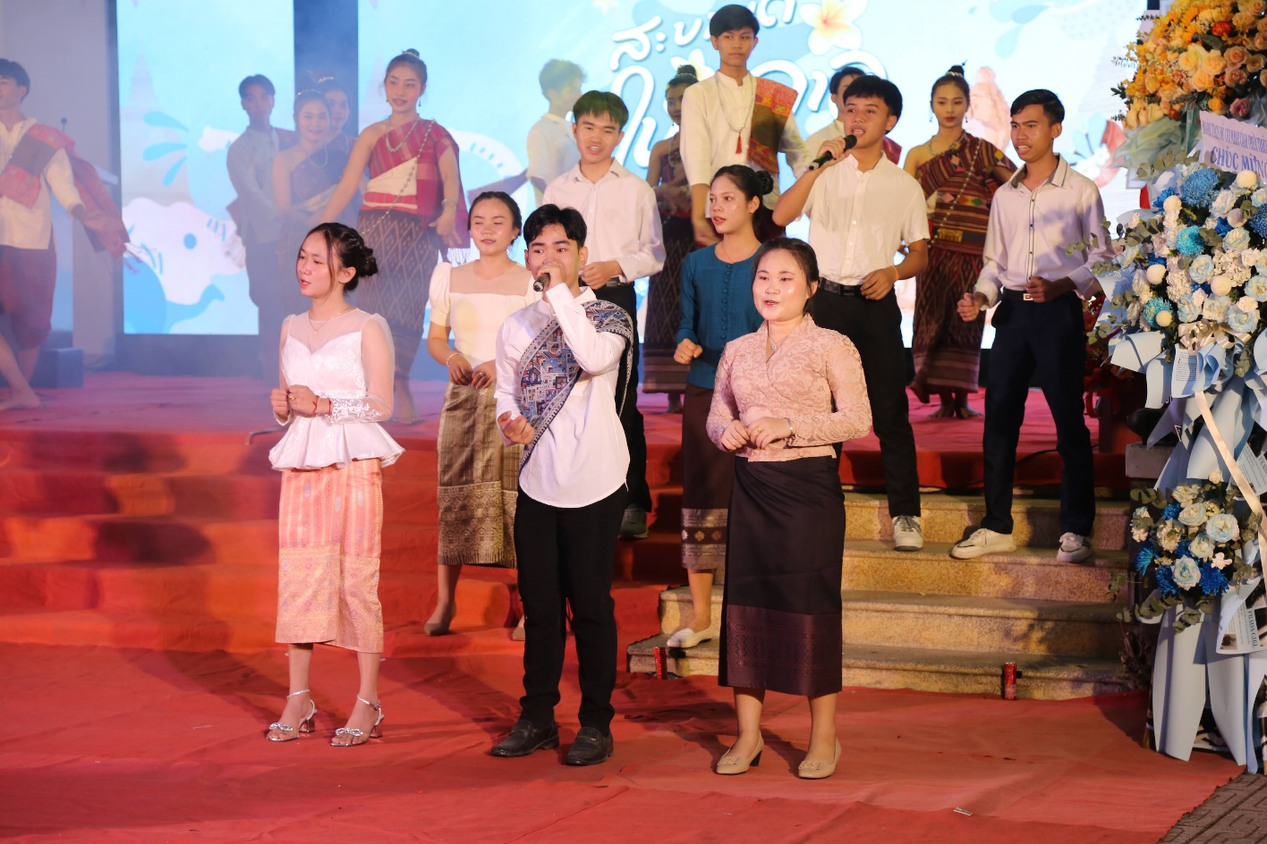 Lưu học sinh Lào đón Tết Bunpimay, buộc chỉ tay chúc nhau sức khỏe, may mắn - 5