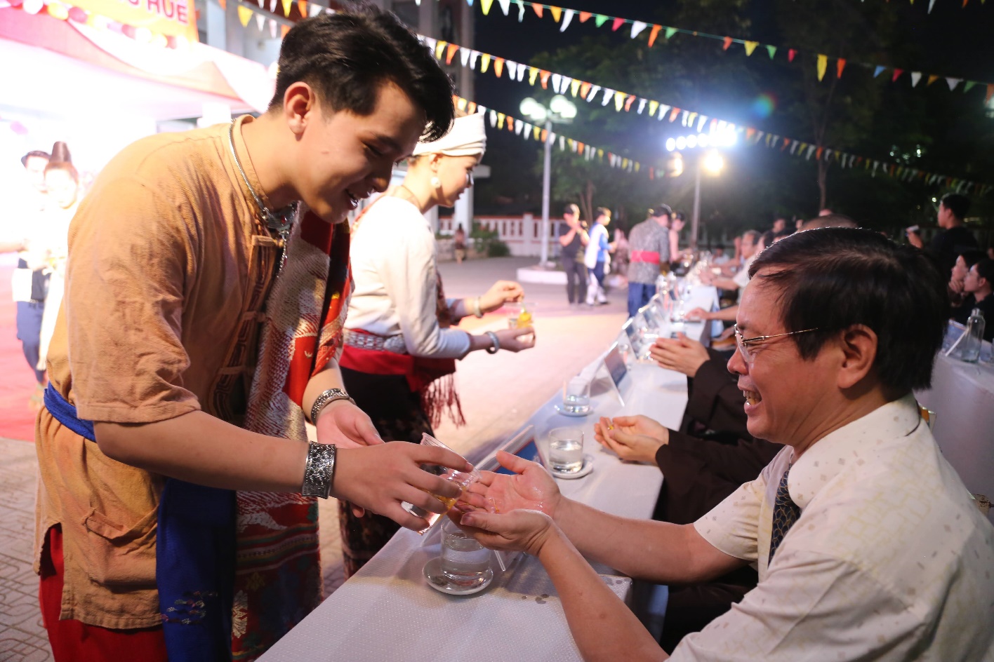 Lưu học sinh Lào đón Tết Bunpimay, buộc chỉ tay chúc nhau sức khỏe, may mắn - 12