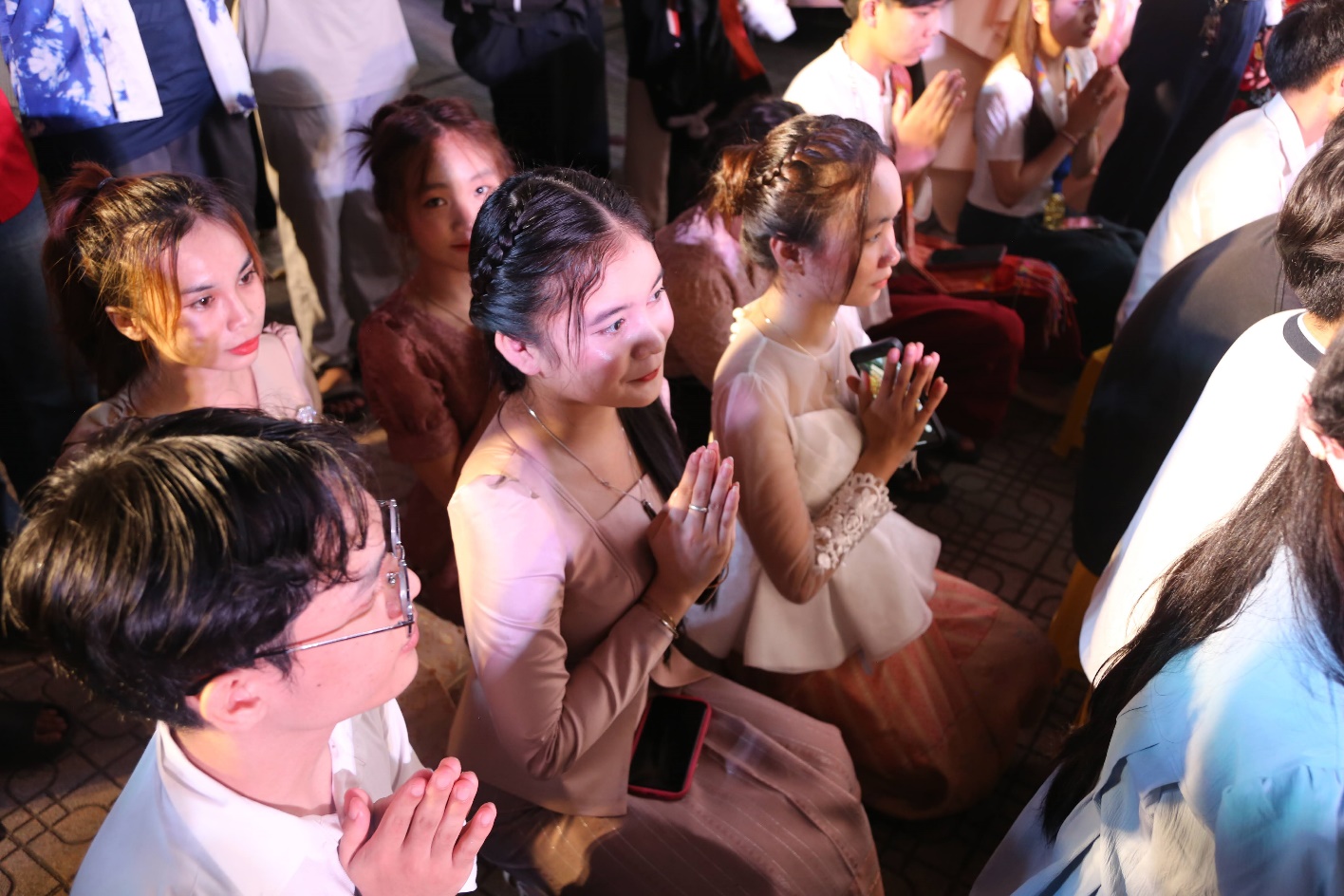 Lưu học sinh Lào đón Tết Bunpimay, buộc chỉ tay chúc nhau sức khỏe, may mắn - 14