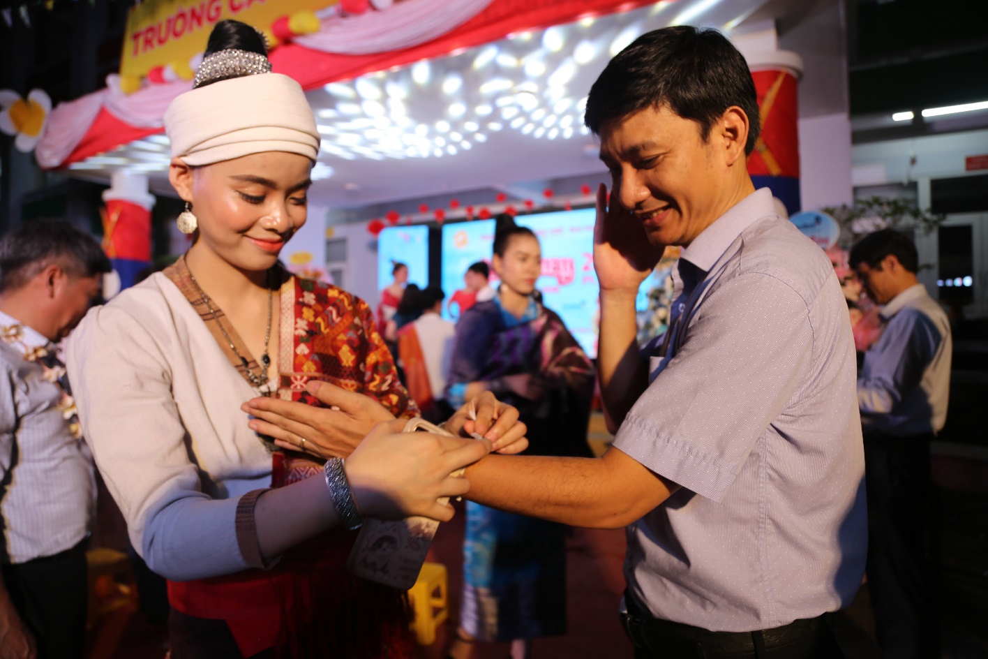 Lưu học sinh Lào đón Tết Bunpimay, buộc chỉ tay chúc nhau sức khỏe, may mắn - 3