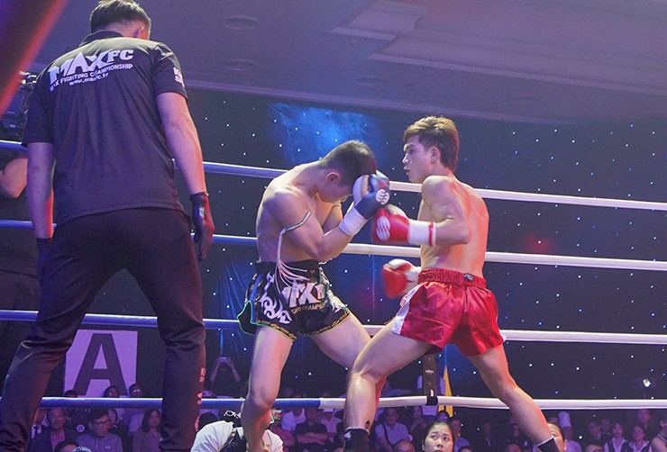 Nhà vô địch kickboxing Việt Nam hạ gục cao thủ Hàn Quốc chưa đầy 1 phút - 2