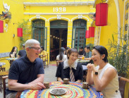 Ăn gì - Tìm danh tính quán cà phê trứng CEO Tim Cook ngồi uống với Mỹ Linh