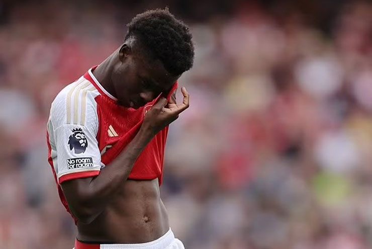 Saka bị cười nhạo sau trận Arsenal thua, fan gay gắt gọi “đồ hèn” - 1