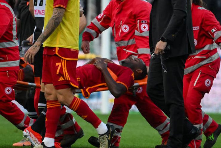 Cầu thủ Roma đổ gục xuống sân, trận đấu Serie A bị hủy bỏ - 1