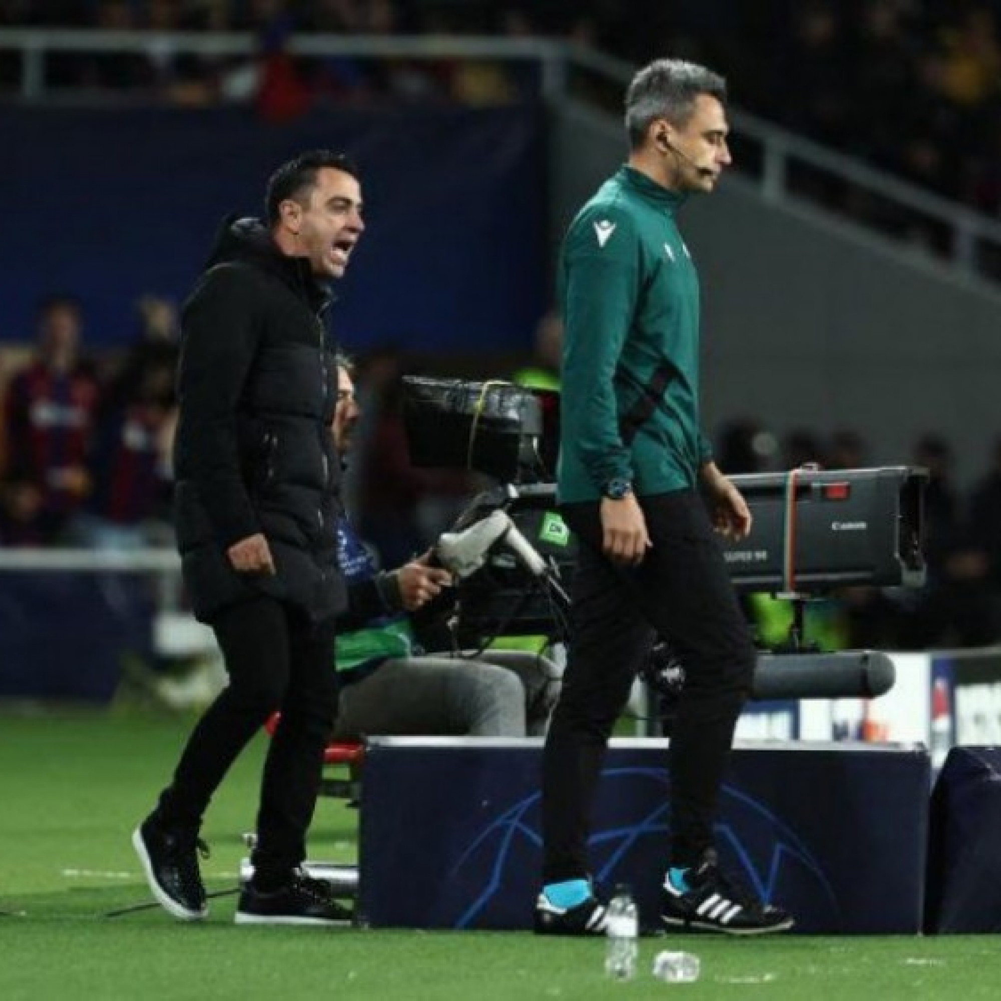  - Barca thua sốc: Xavi nổi giận vì chiếc thẻ đỏ, “người cũ” Enrique tự hào