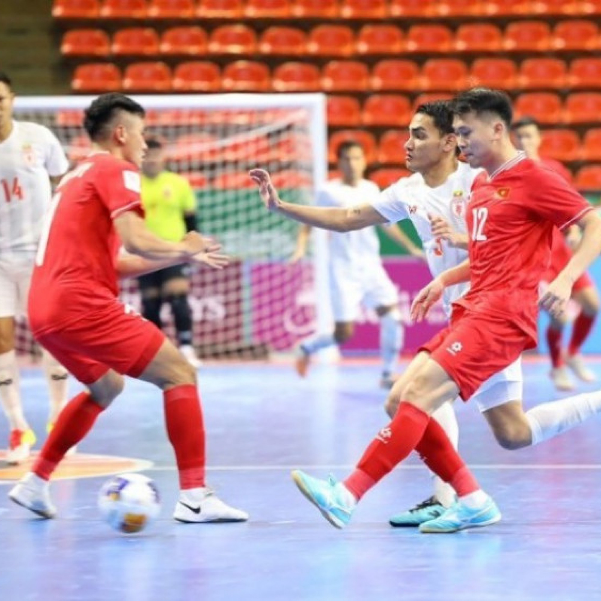  - Kết quả bóng đá Việt Nam - Myanmar: Trừng phạt sai lầm, "người nhện" rực sáng (Futsal châu Á)