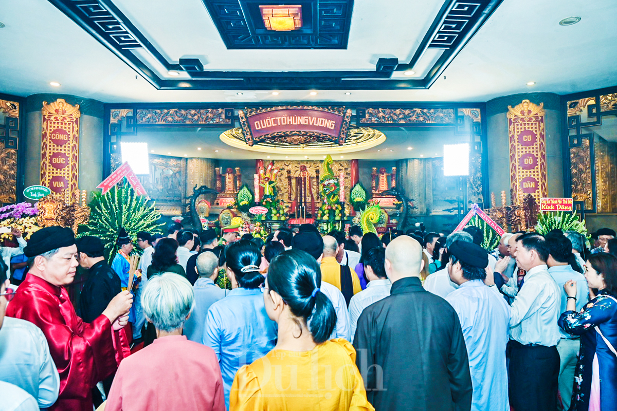 Lễ Giỗ Tổ Hùng Vương thu hút đông đảo du khách và người dân TP.HCM - 15